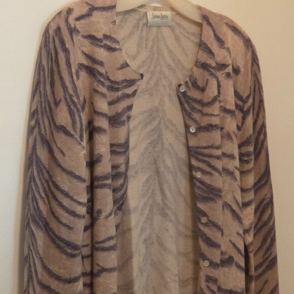 Neiman Marcus 100% Cashmere / Animal Print Top-Set - Picture 12 of 12